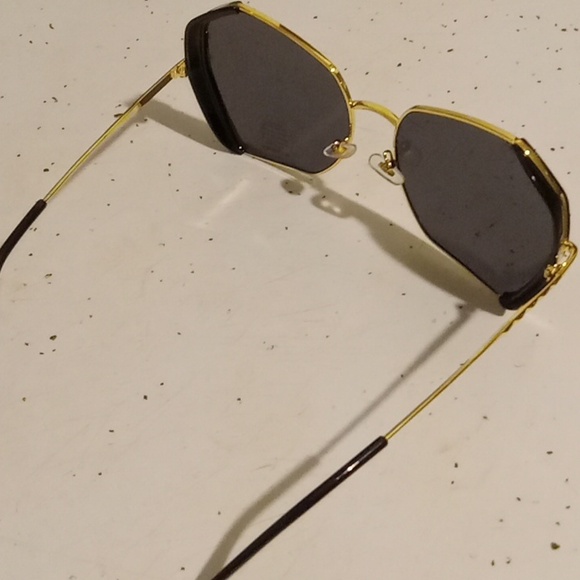 Fashion " Black & Gold " Butterfly Sunglasses - Picture 7 of 7